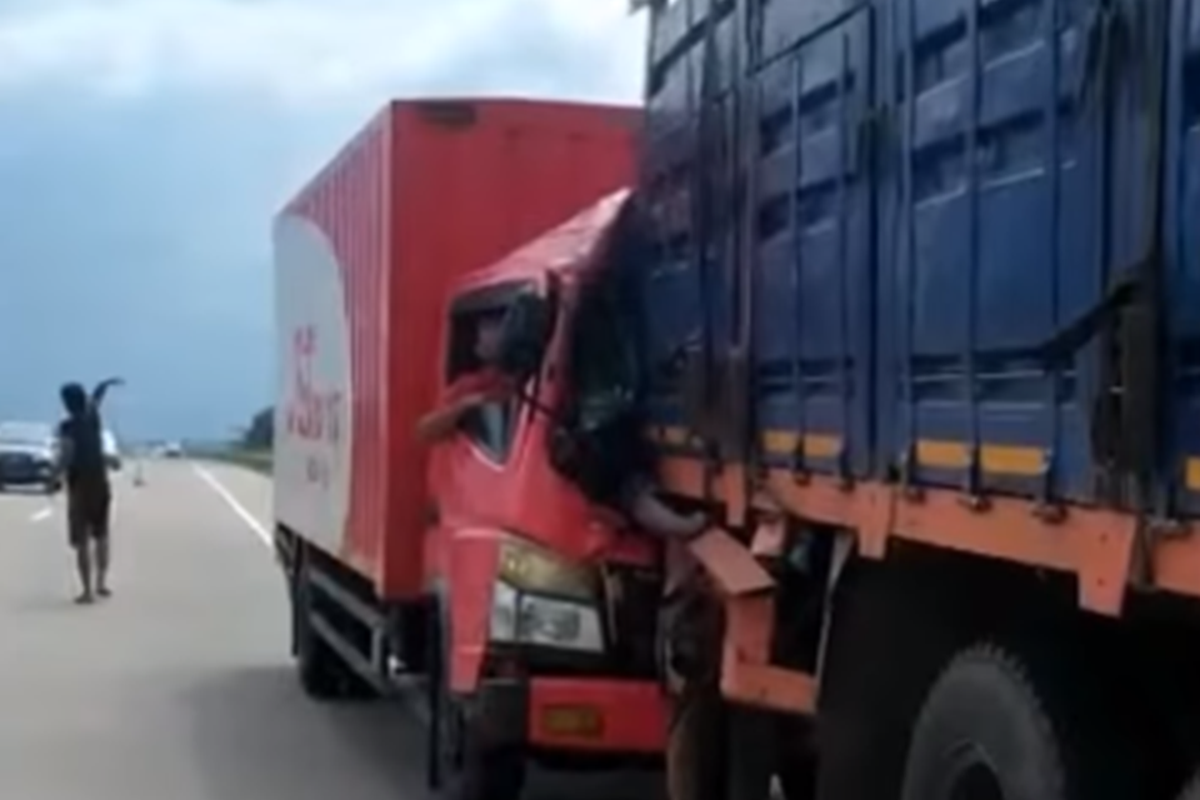 Tangkapan layar video yang memperlihatkan kecelakaan truk boks J&T Ekspres menabrak belakang truk tronton di Jalan Tol Semarang-Batang.