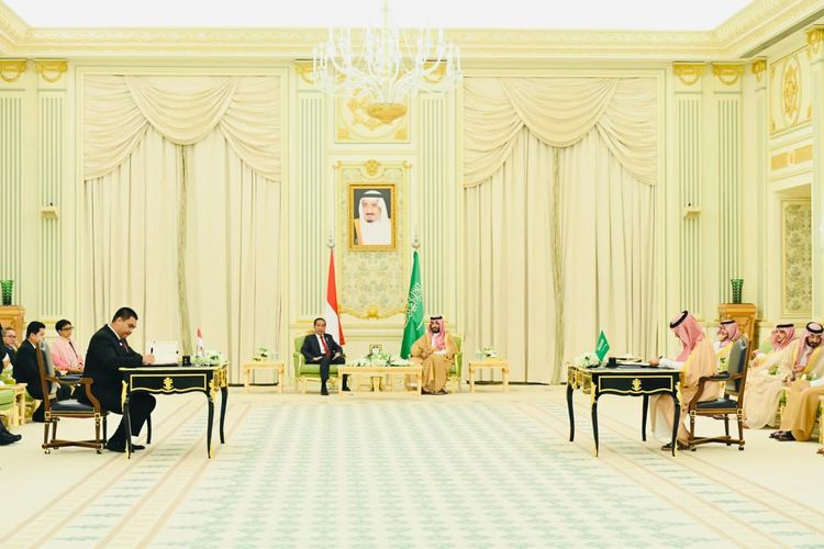 Menteri Pemuda dan Olahraga Republik Indonesia (Menpora RI) Dito Ariotedjo ikut mendampingi Presiden Joko Widodo melakukan kunjungan kerja di Istana Al-Yamamah, Riyadh, Arab Saudi, pada Kamis, (19/10/2023).