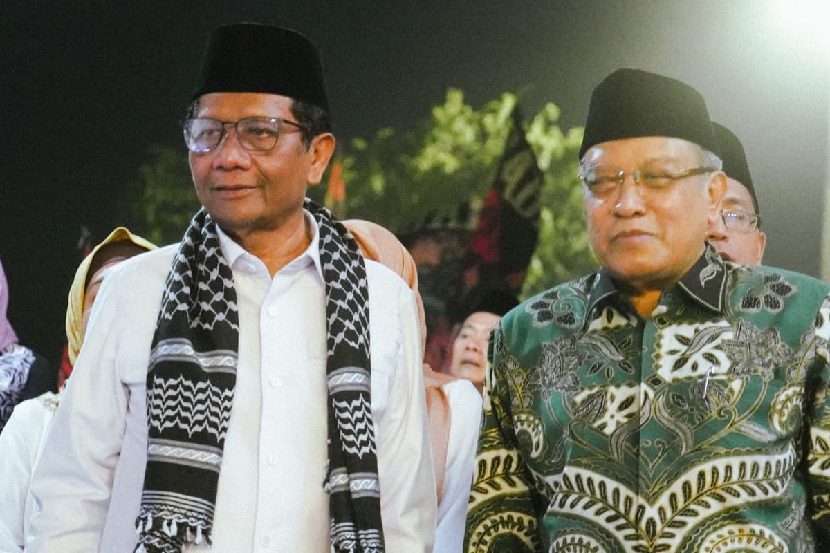 Calon wakil presiden nomor urut 3, Mahfud MD (kiri) didampingi eks Ketum PBNU Said Aqil Siradj.