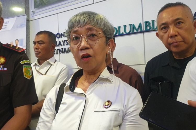 Komisioner Komisi Kejaksaan Rita Serena Kalibonso saat diwawancarai di Rumah Sakit Columbia, Kota Medan pada Selasa (27/5/2025). 