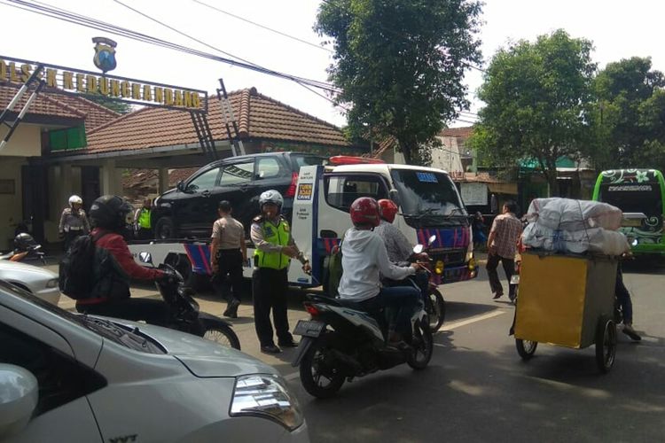 Evakuasi salah satu mobil yang ditabrak mobil patroli polisi dalam tabrakan beruntun di Jalan Ki Ageng Gribig Kota Malang, Selasa (21/1/2020).