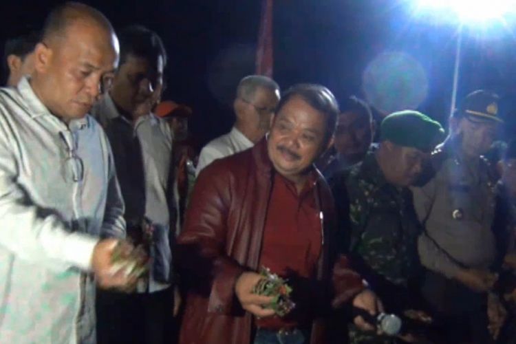 Wali Kota Gunungsitoli, Lakhomizaro Zebua bersama sejumlah Pejabat daerah menlakukan Tabur Bunga di Tepi Pantai Taman Yaahowu, KOta Gunugsitoli, SUmatera Utara, Selasa (28/03/2017)