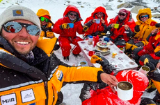 Gelar Pesta Minum Teh, Pendaki Gunung Everest Pecahkan Rekor Dunia