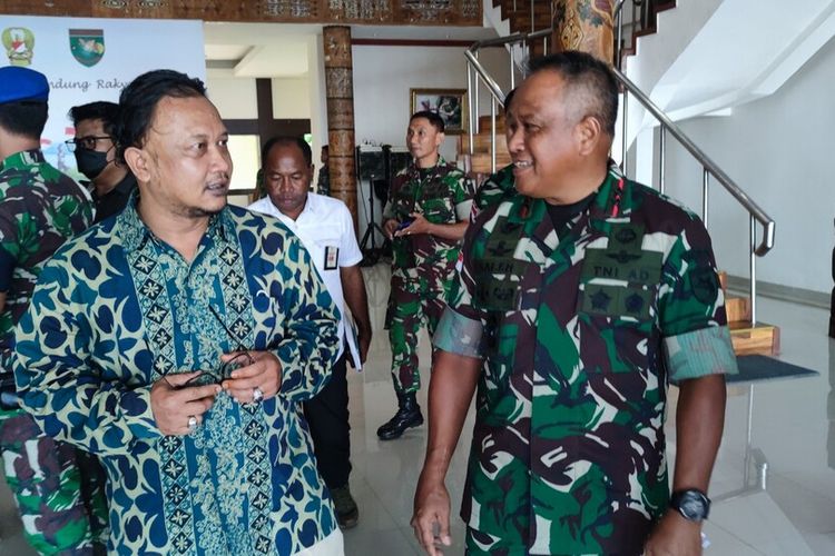 Komisioner Komnas HAM RI Choriul Anam bertemu Pangdam XVII/Cenderawasih Mayjen Inf Saleh Mustafa di Makodam XVII/Cenderawasih, Jayapura, Papua, Selasa (13/9/2022)