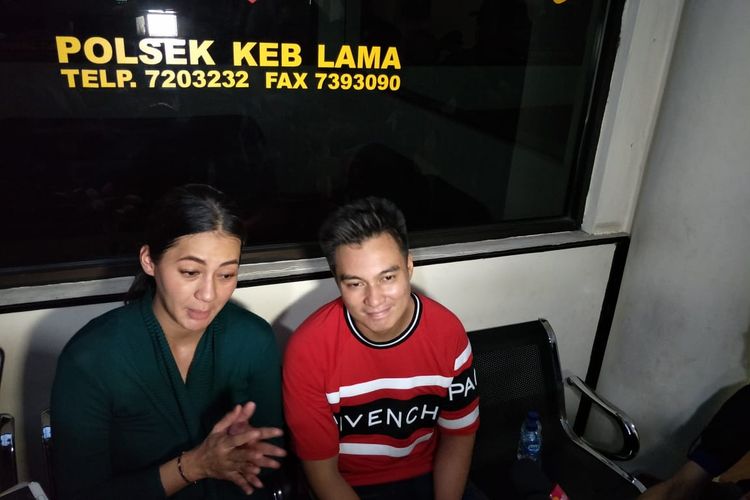 Baim Wong dan Paula Verhoeven hadiri rilis pencuri motornya di Polsek Kebayoran Lama, Jakarta Selatan, Minggu (17/11/2019).