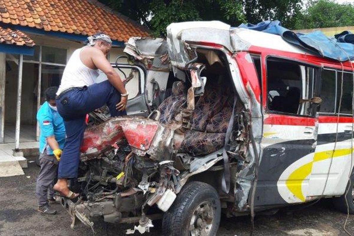 Kecelakaan beruntun maut terjadi di ruas Tol Cipali KM 78 jalur A 9, Senin (30/11/2020). Kondisi kendaraan yang terlibat kecelakaan. (muhamad nandri prilatama/tribunjabar)
