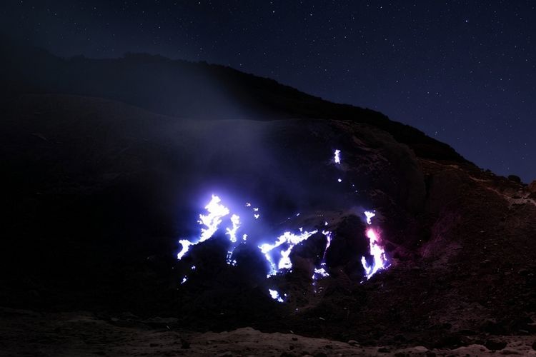 Badan Geologi Ungkap Penyebab Kemunculan Blue Fire di Gunung Papandayan