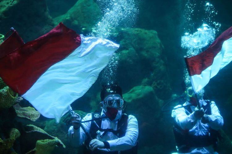Upacara pengibaran bendera merah putih di aquarium utama Sea World Ancol, Jakarta, Senin (17/8/2020). Upacara bendera ini dalam rangka memeperingati HUT Kemerdekaan ke-75 Republik Indonesia.