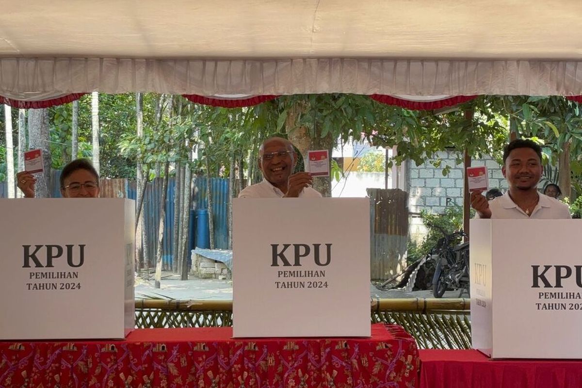 Calon Gubernur Papua nomor urut 1, Benhur Tomi Mano (BTM) didampingi sang istri dan keluarga, melakukan pemilihan dalam PSU Pilkada Gubernur dan Wakil Gubernur Papua di TPS 04, Kelurahan Wahno, Distrik Abepura, Kota Jayapura, Papua, Rabu (6/8/2025).