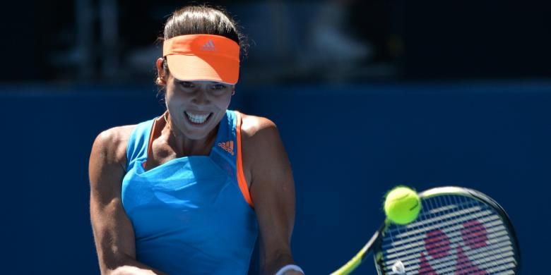 Petenis Serbia, Ana Ivanovic melakukan pukulan ke arah petenis Belanda, Kiki Bertens pada laga babak pertama Australian Open di Melbourne, Senin (13/01/2014).