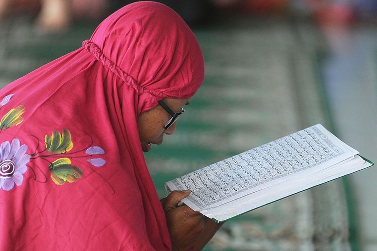 Umat Muslim membaca Al Quran saat hari pertama puasa Ramadhan di Masjid Agung Sudirman, Denpasar, Bali, Senin (6/5/2019). Pada hari pertama puasa, umat Muslim memanfaatkan waktu menunggu berbuka puasa dengan melakukan ibadah seperti tadarus atau membaca kitab suci Al Quran