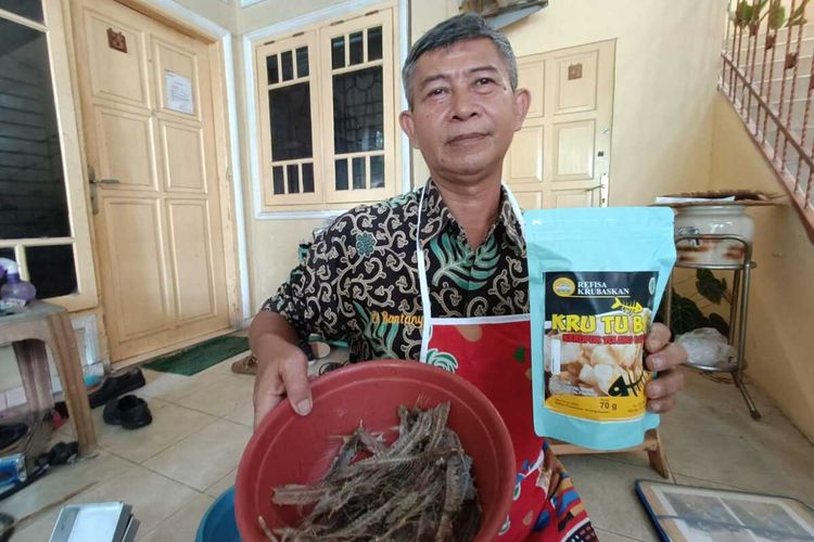 Ali Suryaman saat memperlihatkan bahan baku tulang ikan bandeng dan prodak kerupuk siap saji di rumahnya di Lingkungan Benggala, Kota Serang, Banten. Jumat