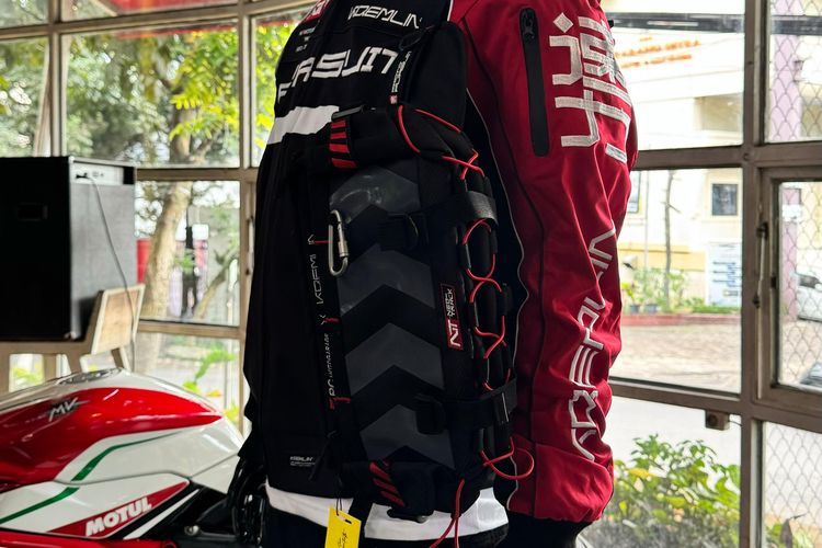 Apparel berkendara hasil kolaborasi RC Motogarage X Kremlin