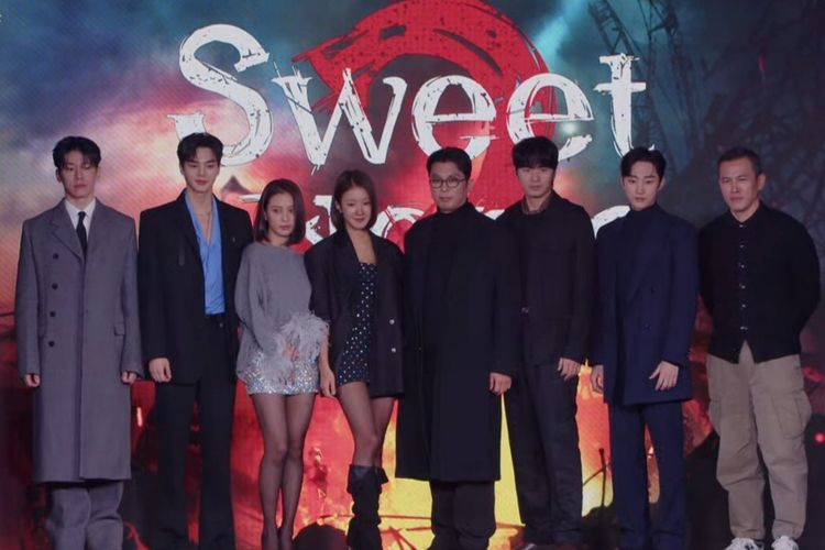 Sutradara Lee Eun Bok (keempat dari kanan) dalam konferensi pers drama Sweet Home season 2 yang disiarkan secara daring, Kamis (30/11/2023)