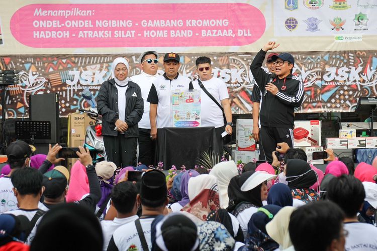 Gus Muhaimin saat menghadiri acara Jalan Santai Kemang dan Gelar Budaya 2022 bersama Forkabi Jakarta Selatan (Jaksel) dan masyarakat setempat di Jakarta, Minggu (2/10/2022).

