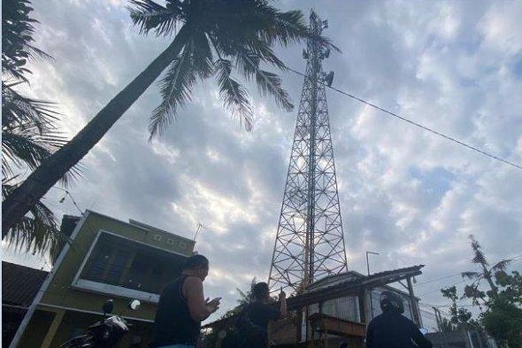 Sejumlah masyarakat sedang mengerumuni lokasi bunuh diri di tower jaringan telekomunikasi tepat di Padukuhan Tegalsari, Kalurahan Donotirto, Kapanewon Kretek, Kabupaten Bantul, DI Yogyakarta, Selasa (3/10/2023). 
