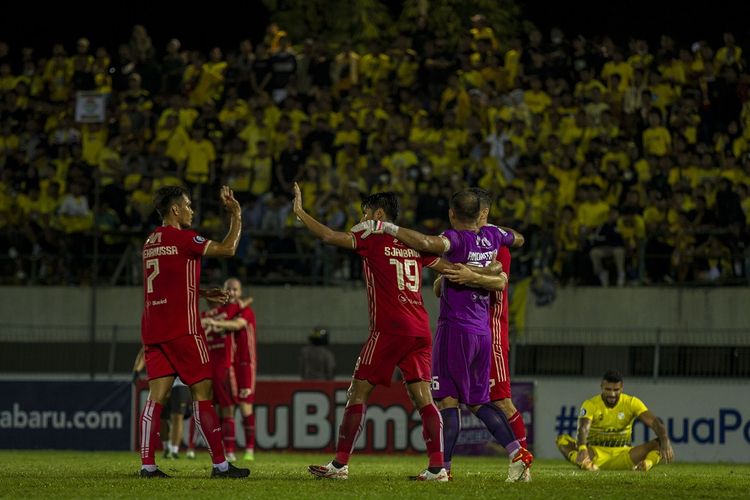 Pesepak bola Persija Jakarta merayakan kemenangan usai pertandingan BRI Liga 1 di Stadion Demang Lehman Martapura, Kabupaten Banjar, Kalimantan Selatan, Minggu (11/9/2022).  Barito Putera kalah melawan Persija Jakarta dengan skor akhir 0-1. Artikel ini berisi link live streaming Persija vs Borneo FC. ANTARA FOTO/Bayu Pratama S/foc.