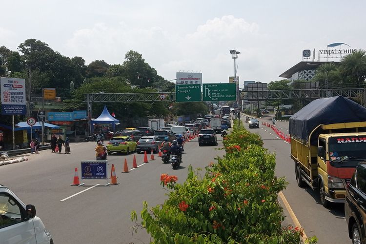 Uji coba pembatasan kendaraan dengan sistem ganjil genap di jalur Puncak Bogor, Jawa Barat, mulai diberlakukan pada hari ini Jumat (3/9/2021).