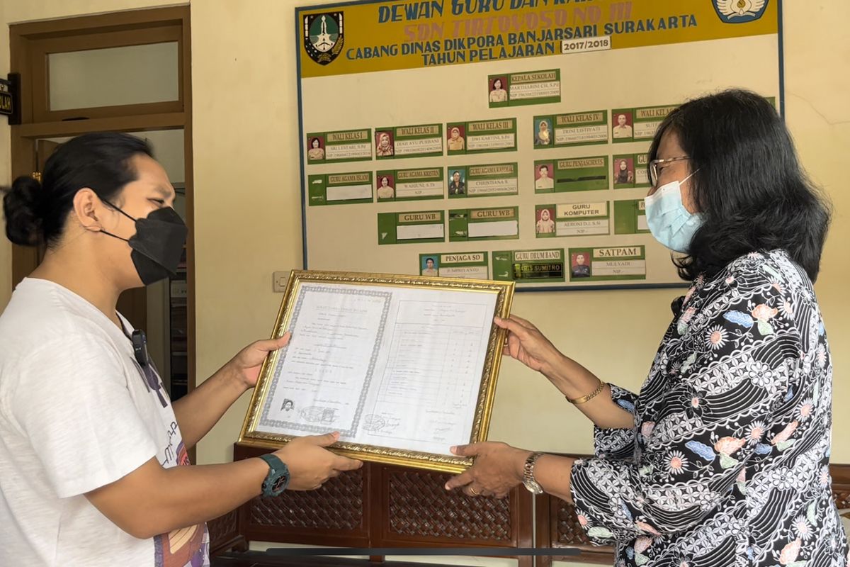 Kepala Sekolah SDN 111 Tirtoyoso Martharini saat menjelaskan perihal isu ijazah palsu Presiden Joko Widodo, beberapa waktu lalu. 