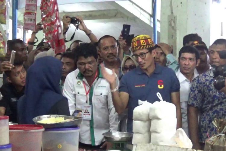 Calon Wakil Presiden Nomor urut 2 Sandiaga Uno berbincang-bincang dengan pedagang di pasar tradisonal Peunayong di Kota Banda Aceh, dalam kunjungannya ke Banda Aceh, Selasa (20/11/2018) Di pasar Sandiaga Uno berjanji akan memperbaiki program ekonomi erakyatan di Indonesia.