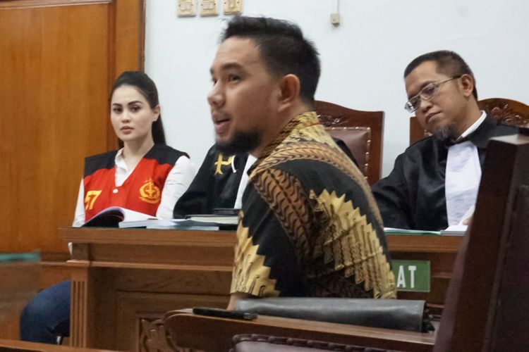Jennifer Dunn (berompi oranye) mendengarkan keterangan saksi di Pengadilan Negeri Jakarta Selatan, Kamis (3/5/2018).