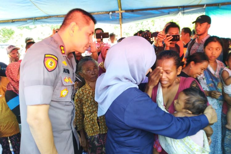 Salah seorang korban banjir bandang menganis histeris dan memeluk Gubernur Jawa TImur Khofifah Indar Parawansa yang didampingi Kapolres Jember saat memberikan bantuan
