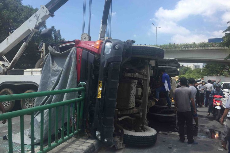 Sebuah truk molen terguling di ruas Jalan Jatibaru, Jakarta Pusat, Jumat (13/4/2018). Pantauan Kompas.com di lokasi, tiga mobil derek dari Dinas Perhubungan DKI Jakarta dikerahkan untuk mengangkut truk.