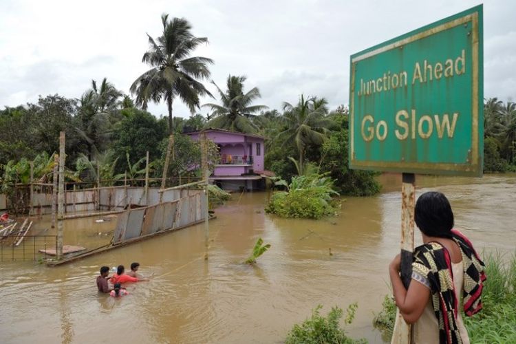Banjir di pinggiran distrik Kozhikode, negara bagian Kerala. Foto ini diambil pada Jumat (17/8/2018). (AFP/Manjunath Kiran)