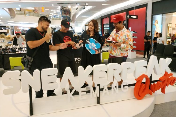 General Manager Marketing Lippo Mall Kemang Alexandra Fransisca Najoan (tengah) selepas konferensi pers pelaksanaan ajang SneakerPeak Kemang Quatro 2018, di Lippo Mall Kemang, Jakarta, Rabu (21/11/2018).