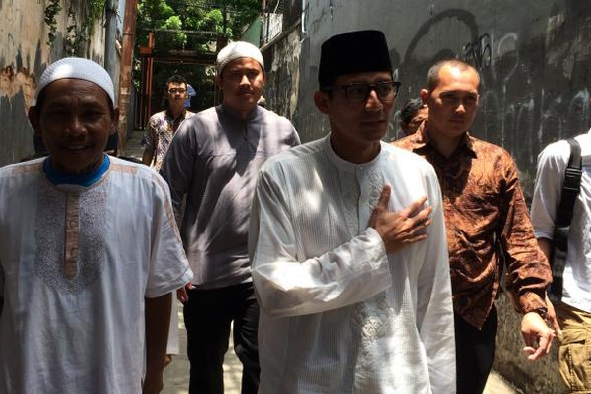 Calon wakil gubernur DKI Jakarta nomor 2, Sandiaga Uno, melaksanakan ibadah salat Jumat di Masjid Al-Hidayah, Kampung Deret, Petogogan, Jakarta Selatan, Jumat (17/2/2017). Kedatangan Sandiaga ditunggu kaum ibu di Kampung Deret. Mereka tampak antusias untuk bertemu dengan Sandiaga. 