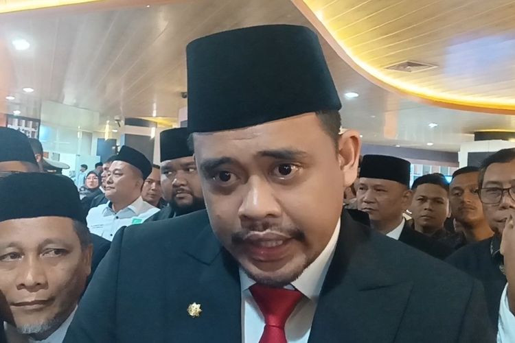 Wali Kota Medan, Bobby Nasution saat menjawab pertanyaan wartawan soal kebijakan parkir berlangganan di DPRD Kota Medan, Senin (1/7/2024)