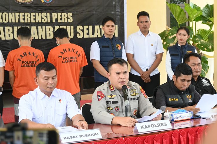 Kapolres Labusel, AKBP Aditya SP Sembiring  saat memaparkan kasus pelajar di Labusel bunuh diri karena hamil, Rabu (27/8/2025)