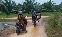 Sulitnya Perjuangan Guru di Pekanbaru Menempuh Perjalanan ke Sekolah