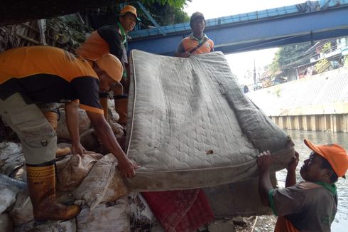 Bersihkan Sampah di Kali Grogol, Petugas Kaget Temukan 5 Kasur dan 1 Sofa