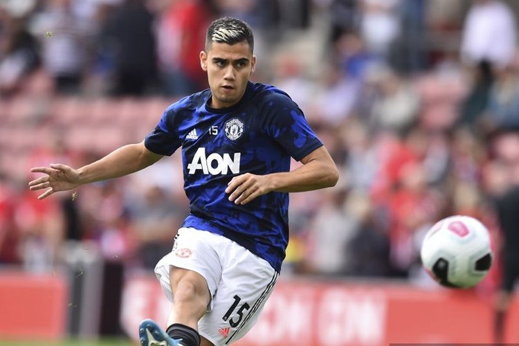 Gelandang Manchester United, Andreas Pereira melakukan pemanasan untuk pertandingan sepak bola Liga Primer Inggris antara Southampton dan Manchester United di Stadion St Mary di Southampton, Inggris selatan pada 31 Agustus 2019.