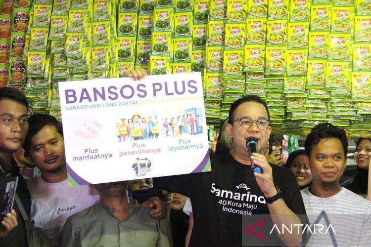 Anies Baswedan saat memperkenalkan Program Bansos Plus ke pedagang Pasar Segiri Samarinda, Kamis (11/1/2024).

