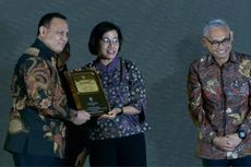 Firli Bahuri Terima Penghargaan dari Sri Mulyani