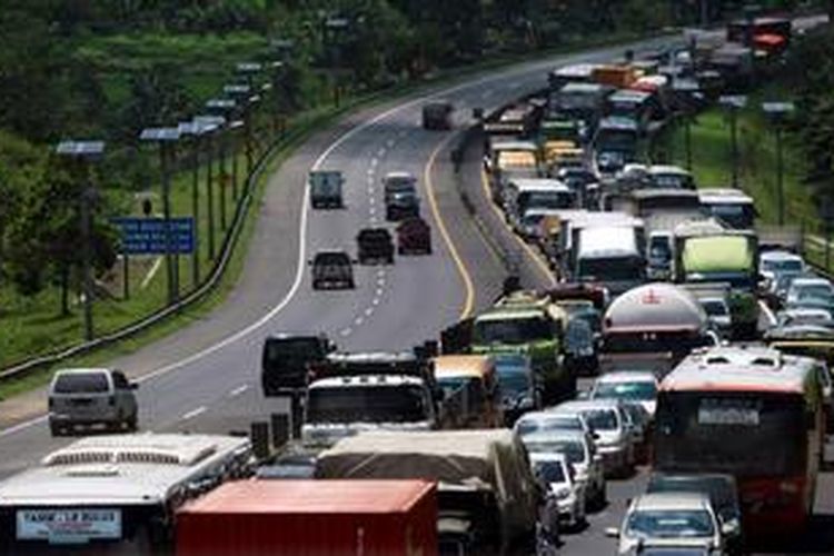 Contra flow di Tol Purbaleunyi atau Cipularang; Gambar diambil pada Rabu (13/2/2013).