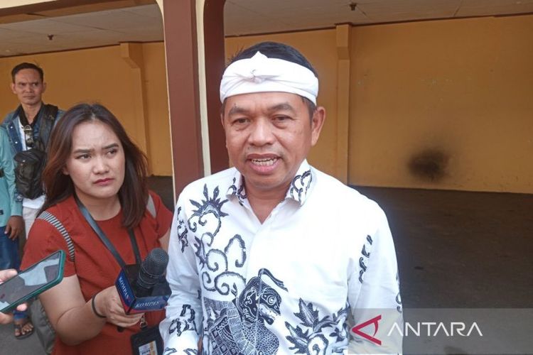 Dedi Mulyadi (kanan kemeja putih) yang hadir dalam sidang PK Saka Tatal, saat memberikan keterangan di PN Cirebon, Jawa Barat, Rabu (31/7/2024). 
