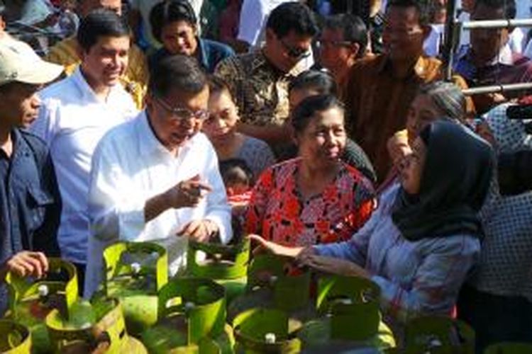 Calon wakil presiden Jusuf Kalla saat berdialog dengan warga di Desa Sanan, Kota Malang, Jawa Timur, Selasa (17/6/2014).