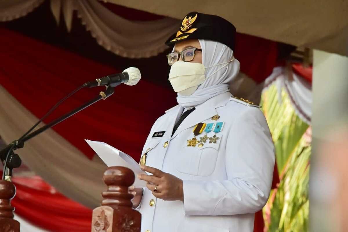 Bupati Bogor Ade Yasin pimpin Upacara Pengibaran Bendera Merah Putih dalam rangka memperingati Hari Ulang Tahun Ke-76 RI di Lapangan Tegar Beriman, Cibinong, Kabupaten Bogor, Jawa Barat, Selasa (17/8/2021).