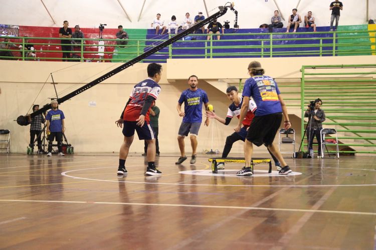 Aksi olahraga roundnet di ajang Piala Gubernur Jawa Barat, 15-16 Januari 2022.