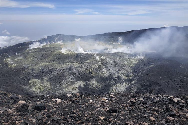 Kondisi puncak Gunung Slamet melalui jalur pendakian Baturraden, Kabupaten Banyumas, Jawa Tengah, Jum'at (9/8/2019) sekitar pukul 12.30 WIB.