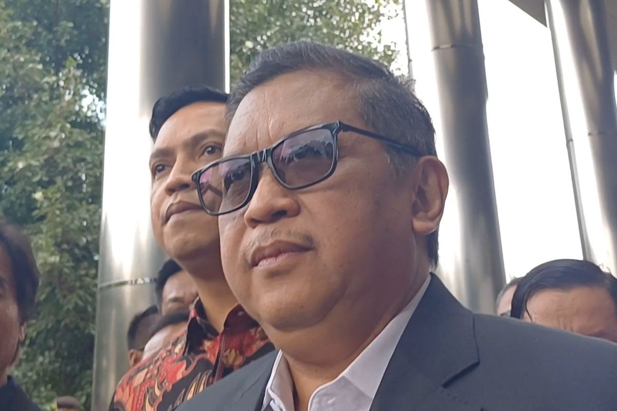 Hasto Kristiyanto Siap Ditahan KPK dengan Kepala Tegap dan Mulut Tersenyum