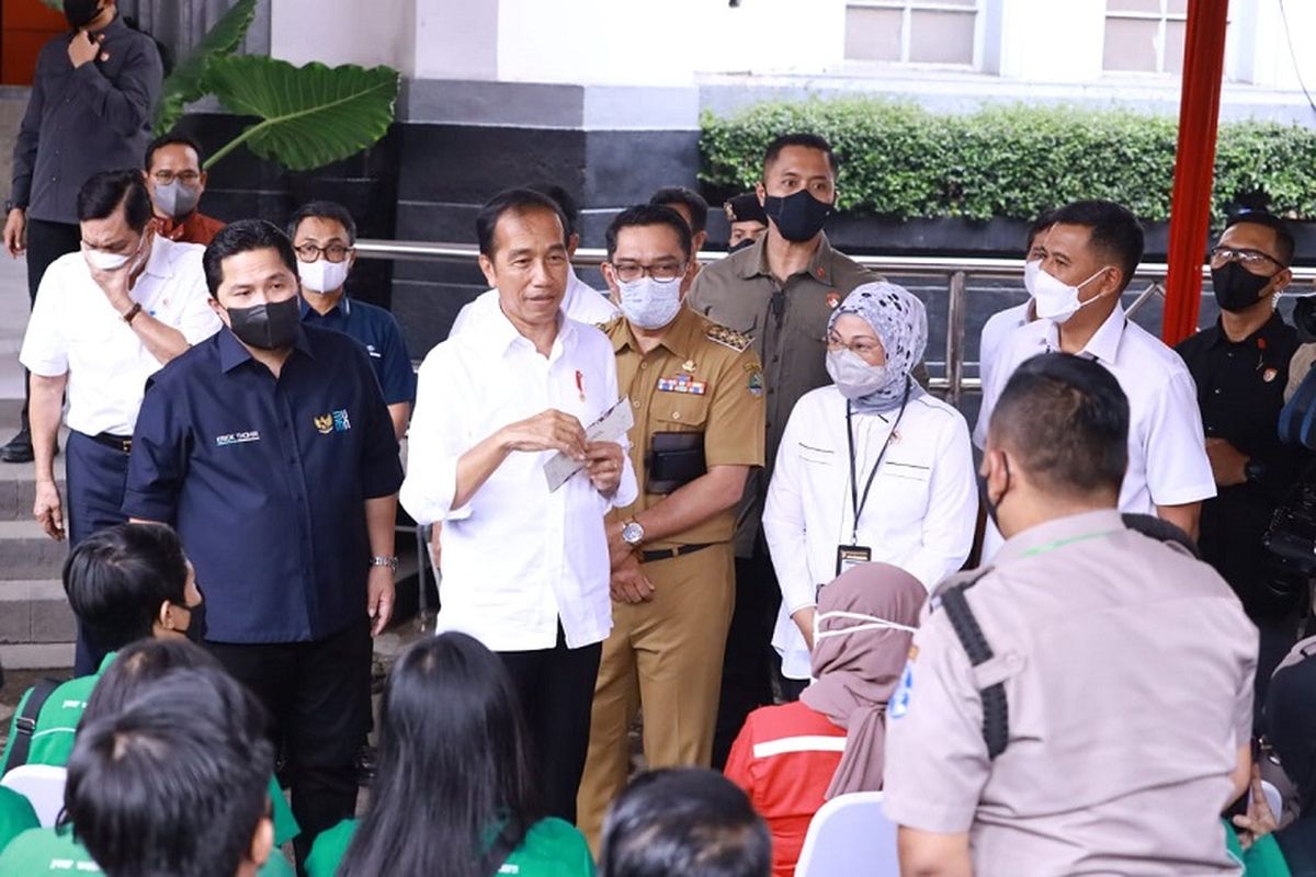 Menteri Ketenagakerjaan (Menaker) Ida Fauziyah mendampingi Presiden Joko Widodo (Jokowi) dalam menyalurkan BSU kepada para pekerja dan buruh di Bandung, Jawa Barat (Jabar) yang berlangsung di PT Pos Indonesia KCP Bandung, Kamis (13/10/2022). 