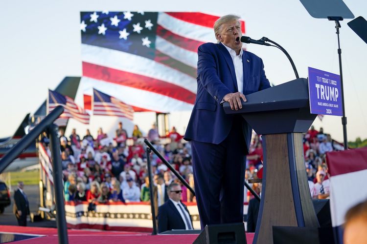 Mantan Presiden Amerika Serikat Donald Trump saat berkampanye di Waco Regional Airport, Texas, Sabtu (25/3/2023).
