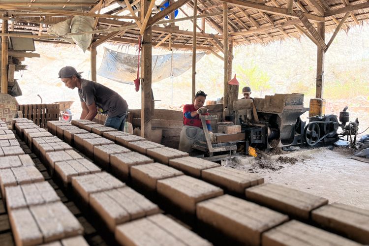 Musim Kemarau Percepat Produksi Batu Bata di Pangandaran, tetapi Perajin Kesulitan Bahan Baku
