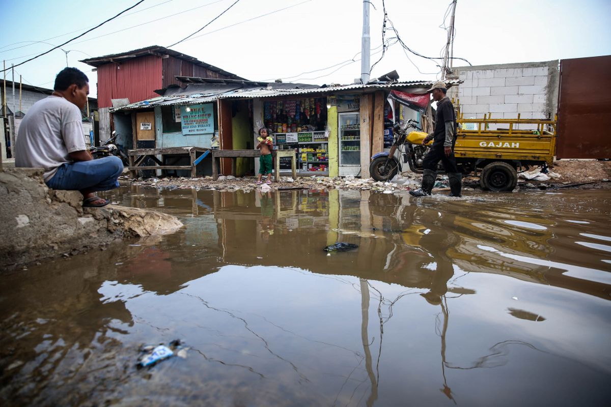 Rob atau banjir akibat pasang laut menggenangi Kampung Nelayan di Muara Angke, Penjaringan, Jakarta Utara, Senin (26/11/2018). Rob mulai merendam kawasan Muara Angke sejak Jumat (23/11/2018) dan terdapat 31 rumah pompa serta pompa mobile yang disiapkan di Kecamatan Penjaringan untuk menangani banjir rob.