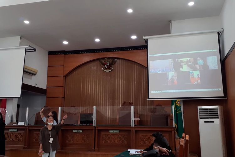 Kedua anak terdakwa Tyo Pakusadewo terlihat melambaikan tangan ke arahnya sebelum persidangan kasus dugaan penyalahgunaan narkoba dimulai di Pengadilan Negeri (PN) Jakarta Selatan, Selasa (15/12/2020).