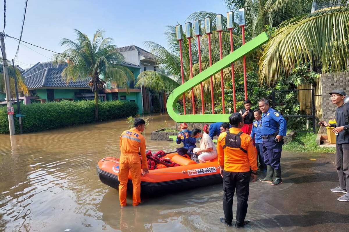 Petugas gabungan melakukan penanganan banjir yang terjadi di dua perumahan dan satu kampung di Kelurahan Pakansari, Kecamatan Cibinong, Kabupaten Bogor, Jawa Barat, Selasa (16/8/2022) sore.